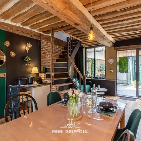 Tatil Evi Le De Lou Hot Tub Sauna & Private Patio 2 Guests